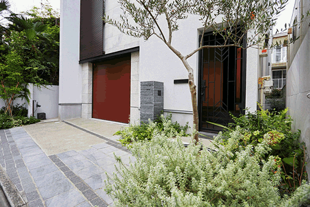 グレーに映えるカラーリーフをアクセントに