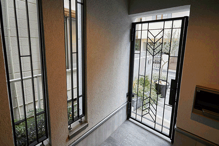 玄関からの景色の中にも庭の気配を