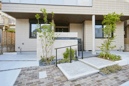 ゆったりとしたステップで植栽を楽しみながら