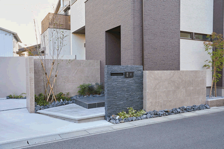 目隠しをかねたウォールで玄関まわりを整えて