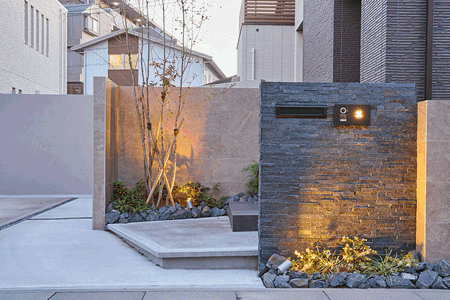 ゆったりしたステップや植栽で特別感を演出