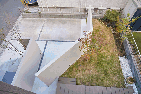 ウォールの裏側は家族でくつろげる空間に