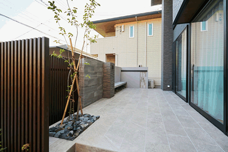 周囲を気にせずくつろげるタイルテラス