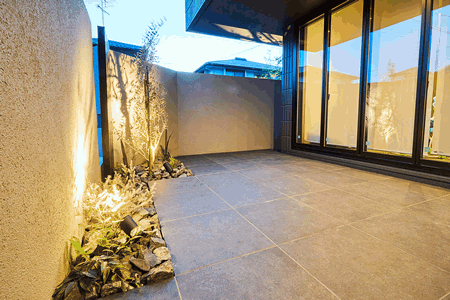 ウォールの裏側はモダンなタイルテラス