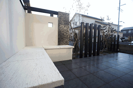 目隠しウォールの内側にはくつろげるベンチを