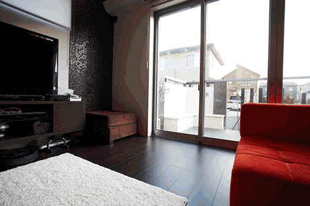 室内と色や素材をあわせてリビングとのつながりを演出