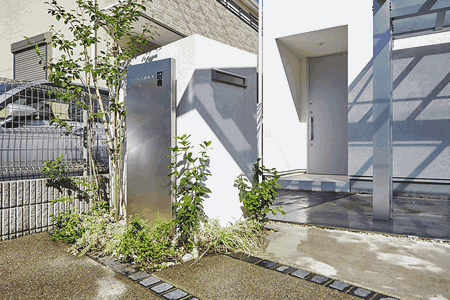 建物の「白」を基調に重厚感をプラスする