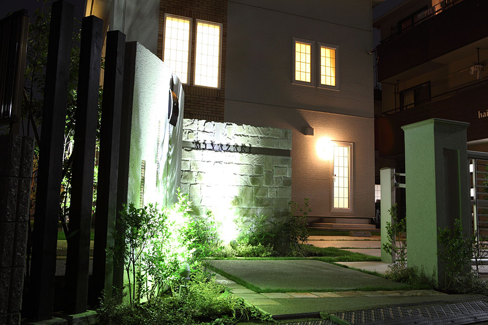 光の陰影が美しい家族が安心して過ごせる空間