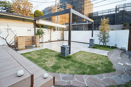 開放的なタイルのテラスで家族が楽しめる空間に