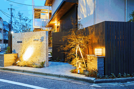 和の趣が感じられる料亭のようなアプローチ