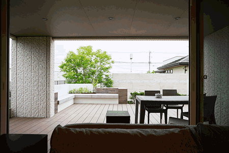 目隠しのウォールは庭の景色にとけこむ背景に