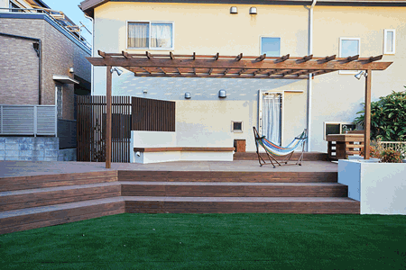 母屋から離れ・庭へと空間をつなぐウッドデッキ