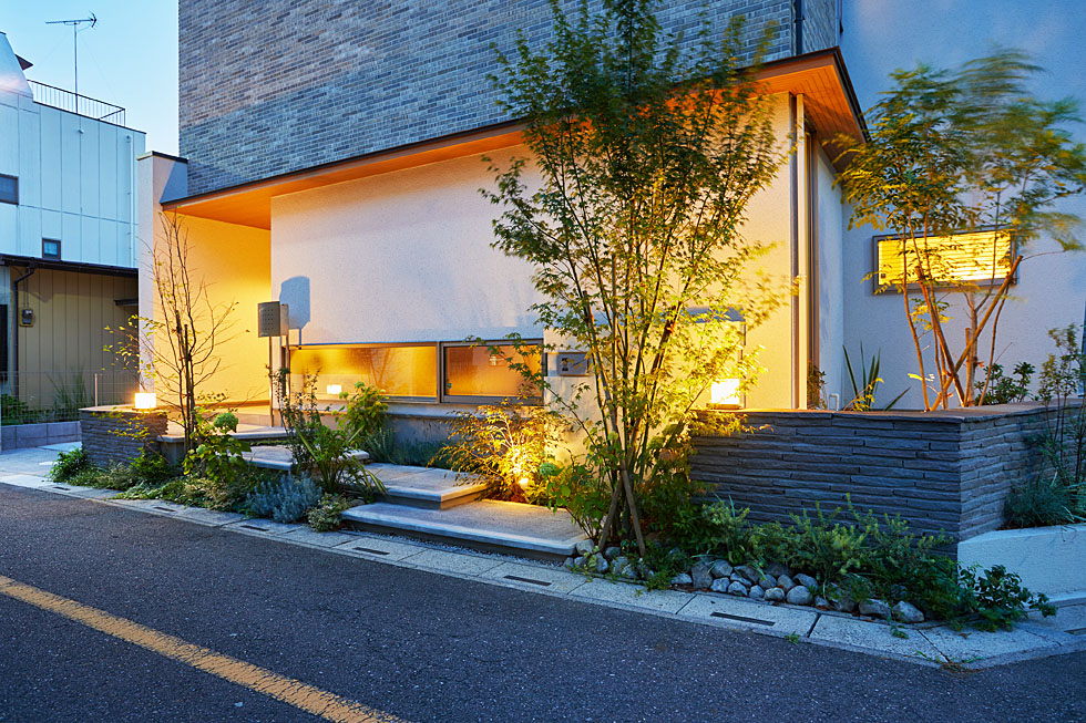 植物と自然石に囲まれた風情あふれる空間