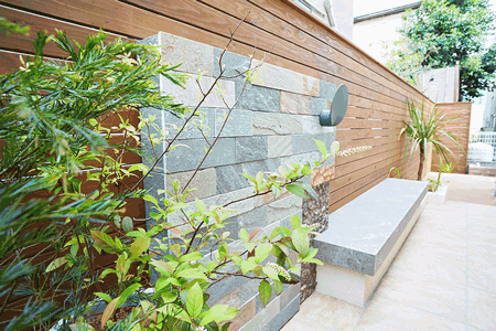 植栽や自然石のウォールでアジアリゾートの雰囲気を