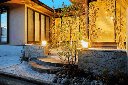 ３方向の窓から季節の風情を楽しめる庭に