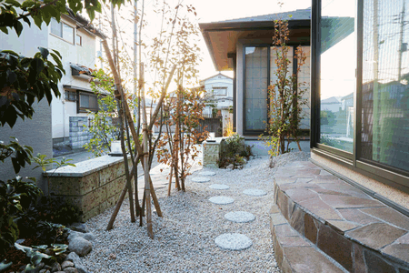 室内からも自然を近くに感じられる工夫を