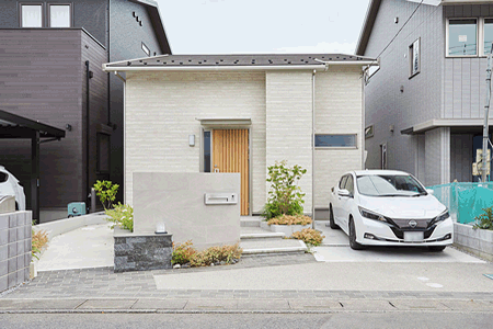 シックな門柱を中心に2way動線をデザイン