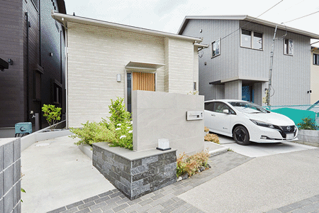 両サイドから植栽を楽しめる花壇