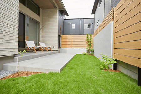 周囲を気にせずリラックスできるテラス