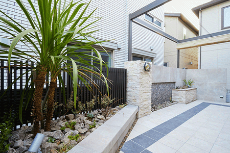 植栽やデザインウォールでリゾートの演出を